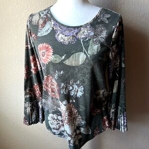 Chico’s green floral pleated cuff fall top, size 0/small